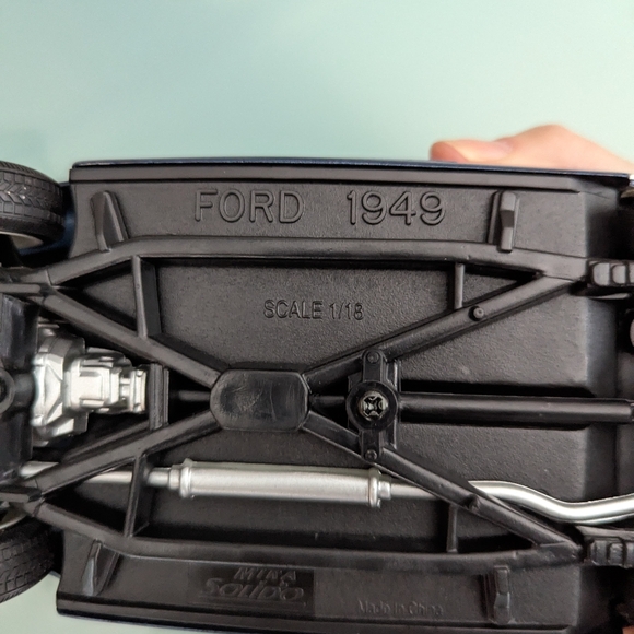 Mira Solido 1949 Ford Convertible Scale 1/18 Die Cast Model Car - Blue - Picture 12 of 12